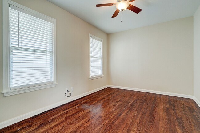 Building Photo - 949 Teetshorn St
