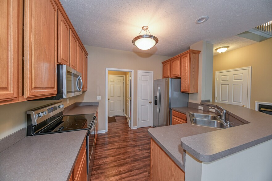 Building Photo - 5845 Crescent Ridge Dr