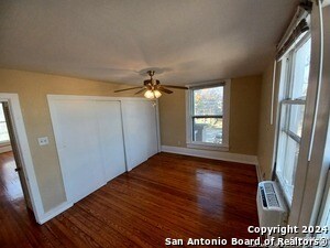 Building Photo - 124 W Mistletoe Ave