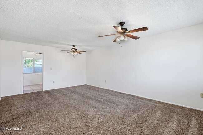 Building Photo - 10922 W Santa Fe Dr