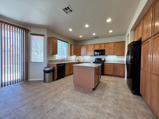 Building Photo - Gorgeous Westside 5 + 3 With Solar - $3800