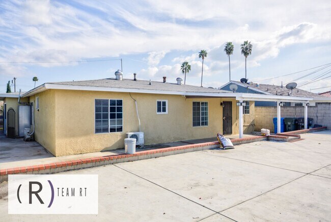 Building Photo - Contemporary Newly Renovated 3 Bedroom 2 Bathroom Residence