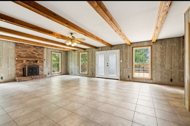 Building Photo - Very large 4 or 5 bedroom ranch in Donelso...