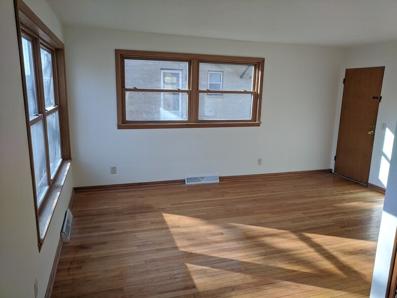 Back to the living room - 2306 Hoard Street