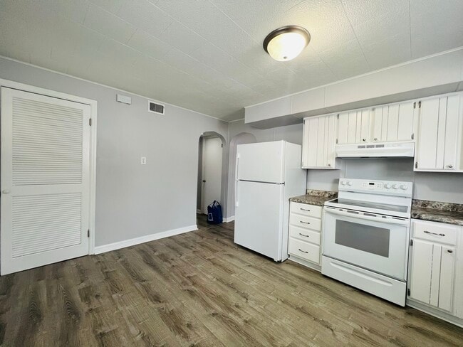 Building Photo - 5227 47th Ave