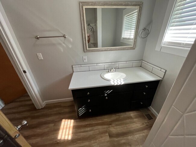 Building Photo - Newly remodeled 2 bedroom 1 bath duples