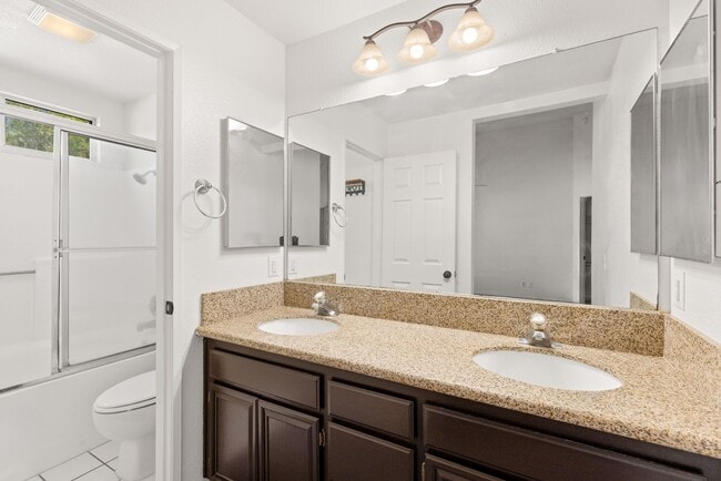 Building Photo - 4BD/2BA Ranch Style Home w/Private Yard, 2...