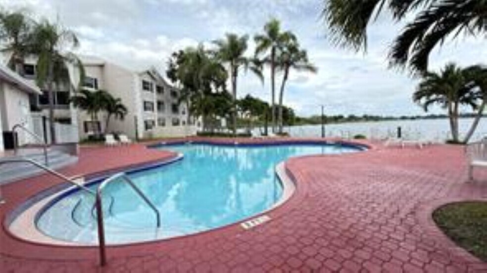 Building Photo - 2803 N Oakland Forest Dr