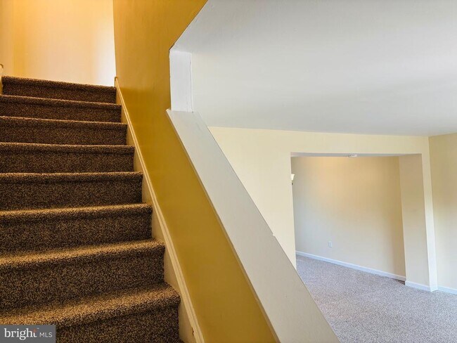 Building Photo - 145 Roskeen Ct