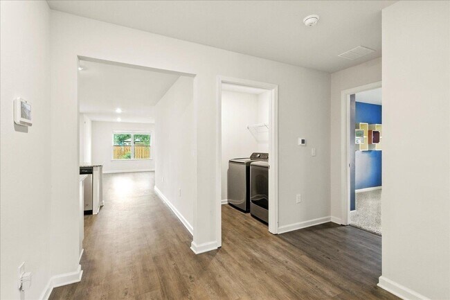 Building Photo - 18 E Sycamore Trl
