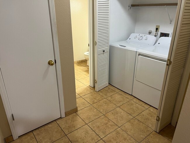 Building Photo - 4985 Butte Pl NW