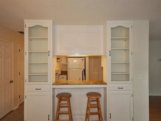 Building Photo - 2092 Woodlawn Dr SW