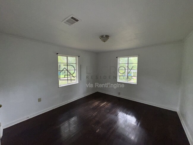 Building Photo - 323 Colonial Dr