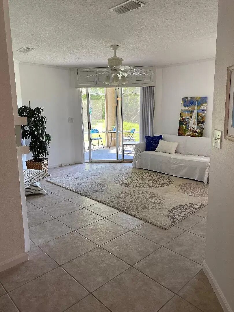 Living room w fireplace, large outdoor patio w golf course views - 900 Ironwood Dr