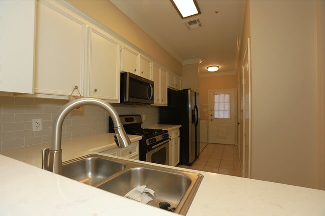 Building Photo - 107 Manor Pl