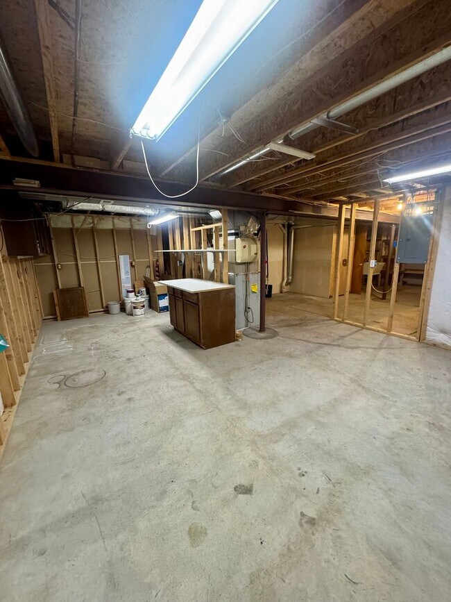 Building Photo - Gorgeous 4 bedroom with Loft and 3 car gar...