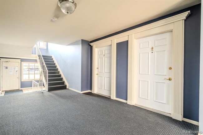 Building Photo - 474 Fox Hills Dr S