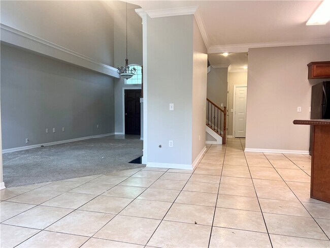 Building Photo - 564 S Pierremont Dr