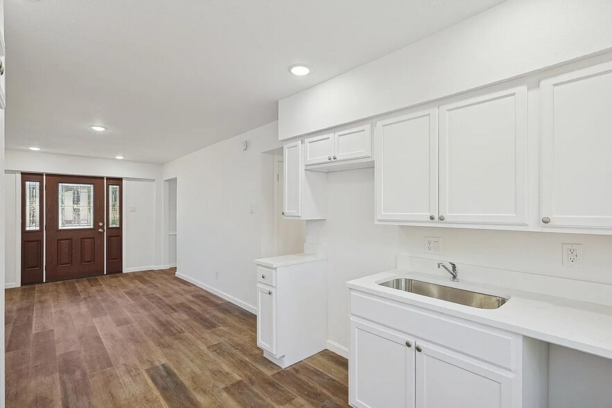 Building Photo - 9039 Pinewood Dr