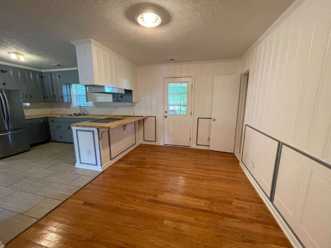 Building Photo - SPACIOUS BRICK RANCH in GOLDSBORO! 4 BR, 2 BA - FENCED-IN YARD *Convenient to SJAFB*