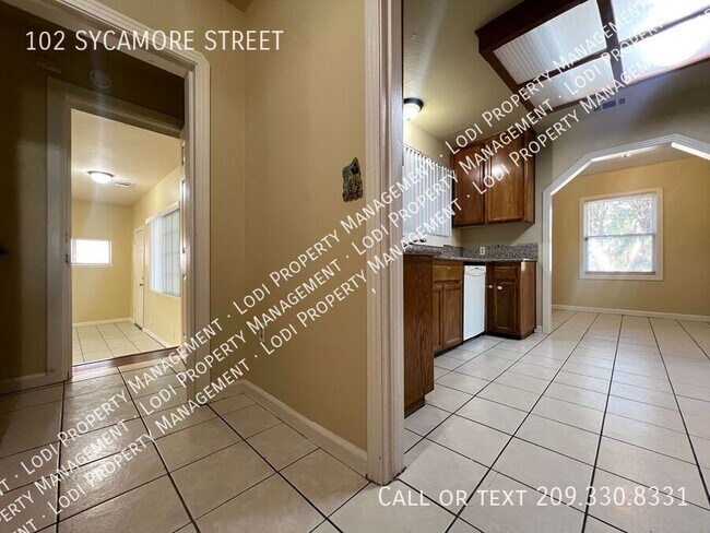 Building Photo - 102 Sycamore St