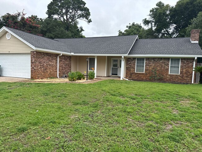 Building Photo - New Listing!