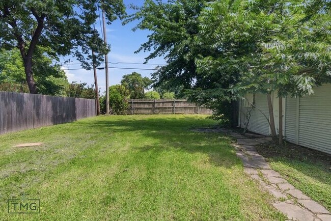 Building Photo - Classic Charm With All New Amenities 3/2 House!
