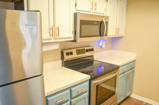 Building Photo - FIRST MONTH FREE! Rockwood Villas 3 bedroom 3 bath
