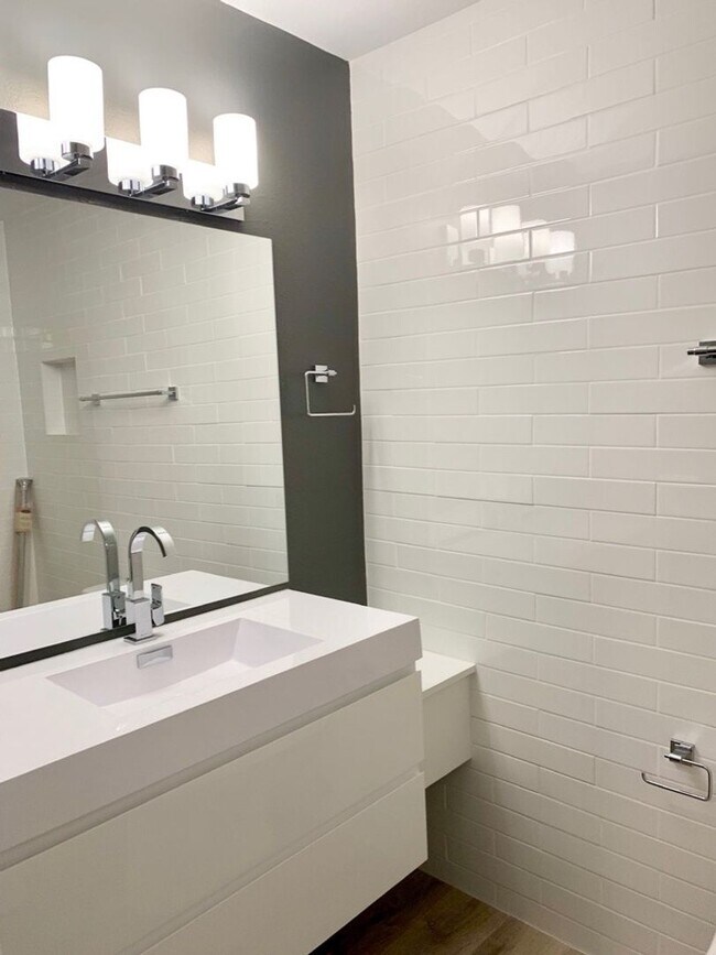 Building Photo - Beautiful 2 Bedroom Two Mile Creek Condo ; Remodeled and Updated right next to Rayback