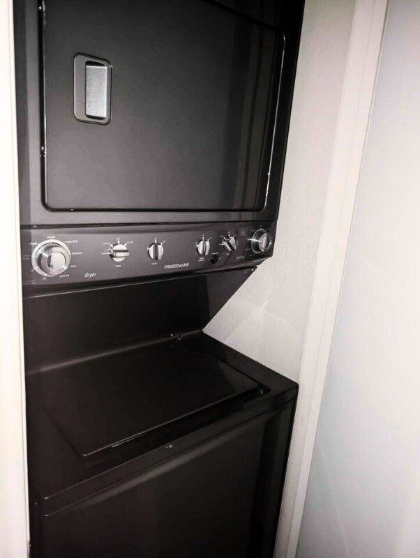 Building Photo - 104 E Truman Ave