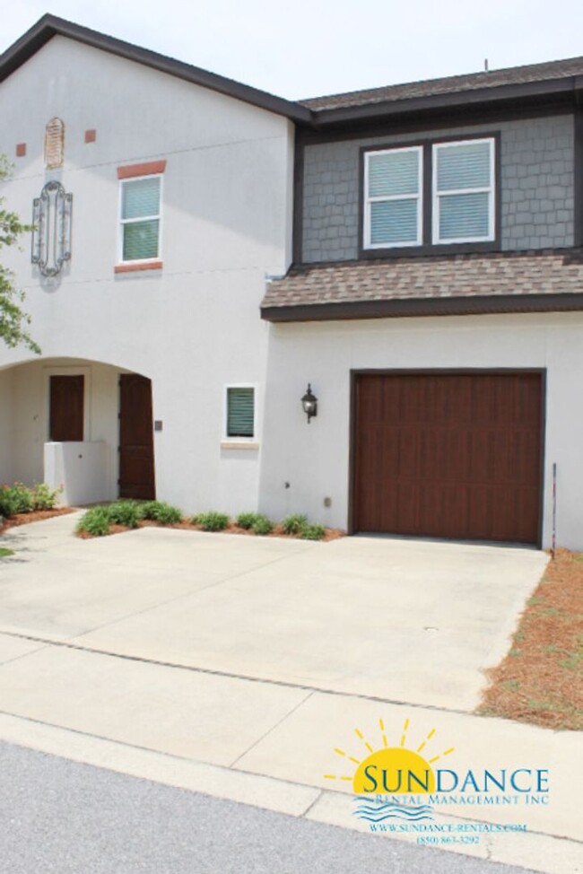 Building Photo - Destin Oaks Townhouse with Community Pool!