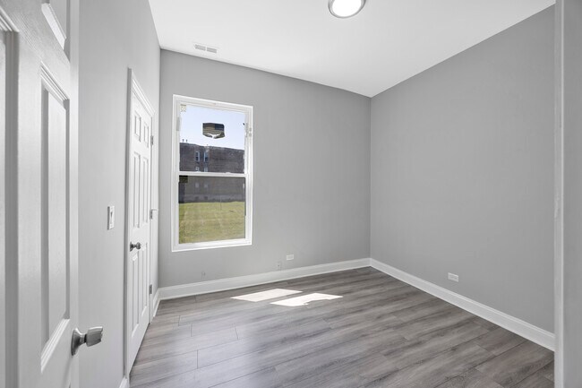 Building Photo - 6522 S Ellis Ave