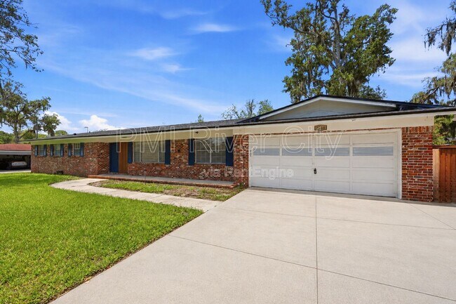 Building Photo - 2860 Cedarcrest Dr
