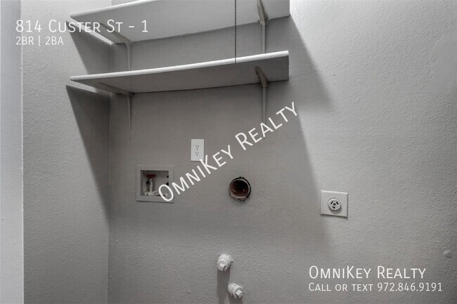 Building Photo - 814 Custer St