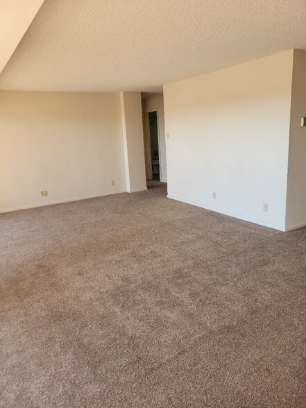 Building Photo - 411 Lakewood Cir