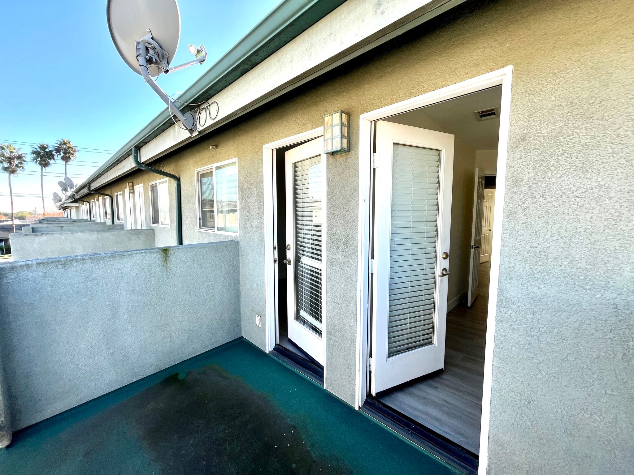 balcony - 16619 Yukon Ave