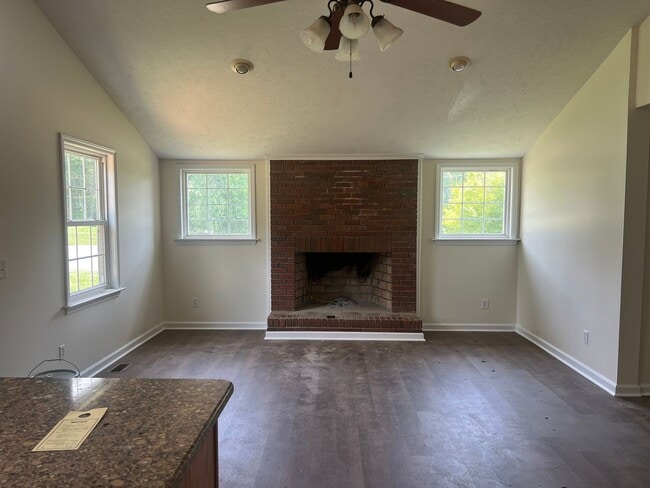 Building Photo - Very Nice 4 bedroom near Tri Cities Airpor...
