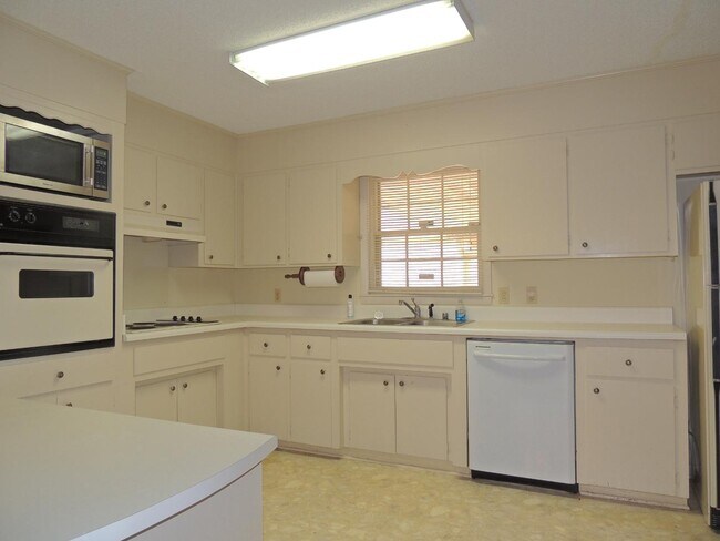 Building Photo - 2316 Rodgers Dr NE