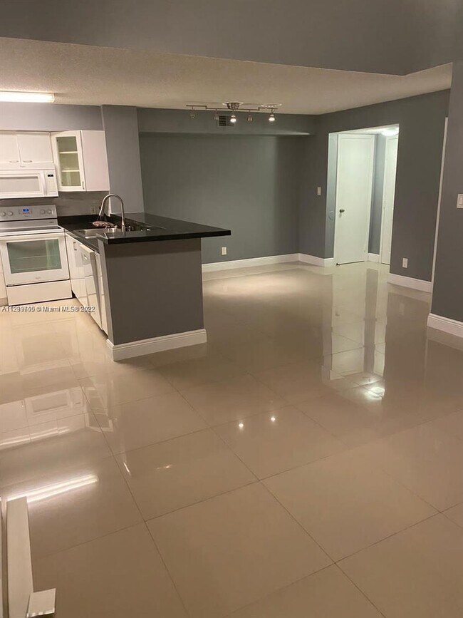 Building Photo - 570 S Park Rd