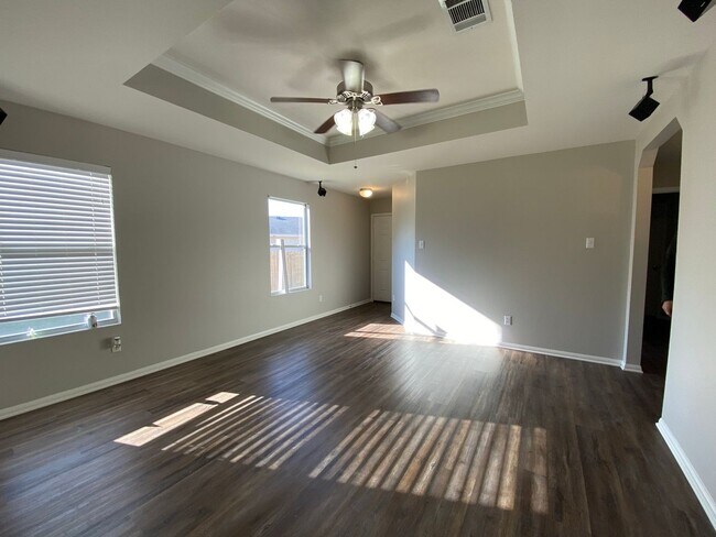 Building Photo - Echo Village Beauty!