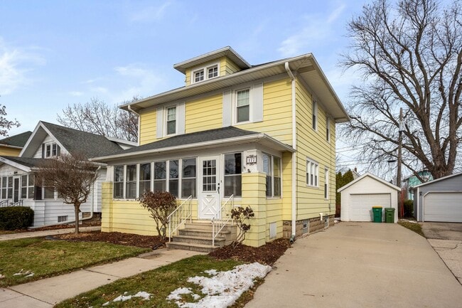 Building Photo - 3 Bedroom Fond Du Lac House