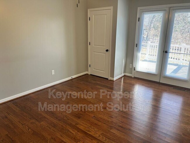 Building Photo - 33 Oak Ln