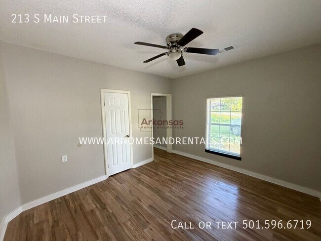 Building Photo - 213 S Main St