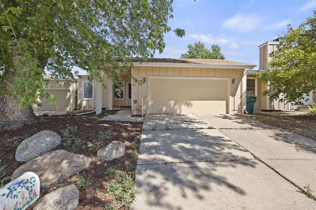 Building Photo - Close to Fort Carson and Cheyenne Mountain, 3 bedroom townhome with 2 car garage.