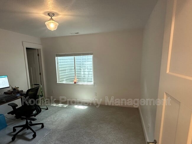 Building Photo - 912 Queensmill Ln