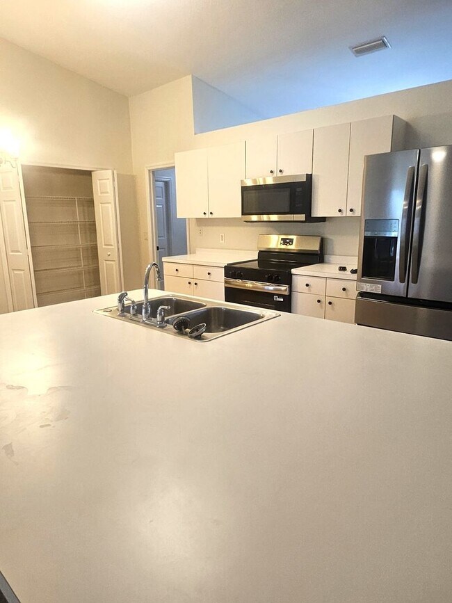 Building Photo - 25173 Mercedes Dr