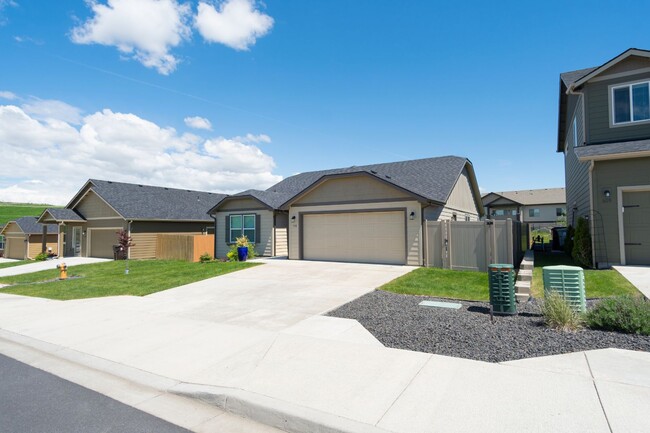 Building Photo - 3 Bedroom, 2 bathroom home on Sunnyside Hill!