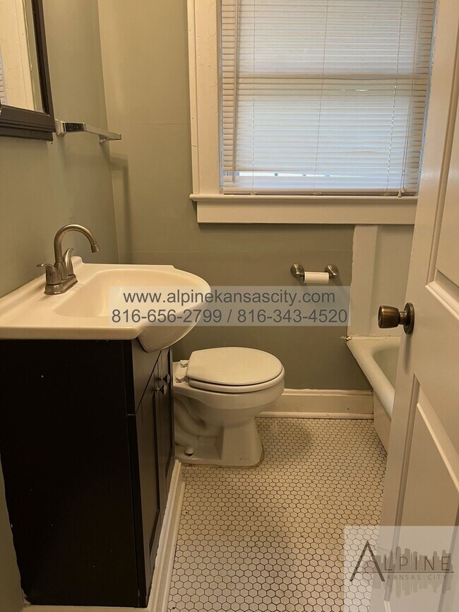 Building Photo - Updated Bungalow, Vouchers OK