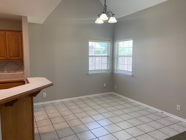 Building Photo - Spacious 4-bedroom home offers an easy com...
