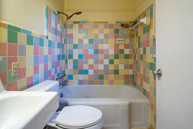 Building Photo - 2818 Lakeshore Dr